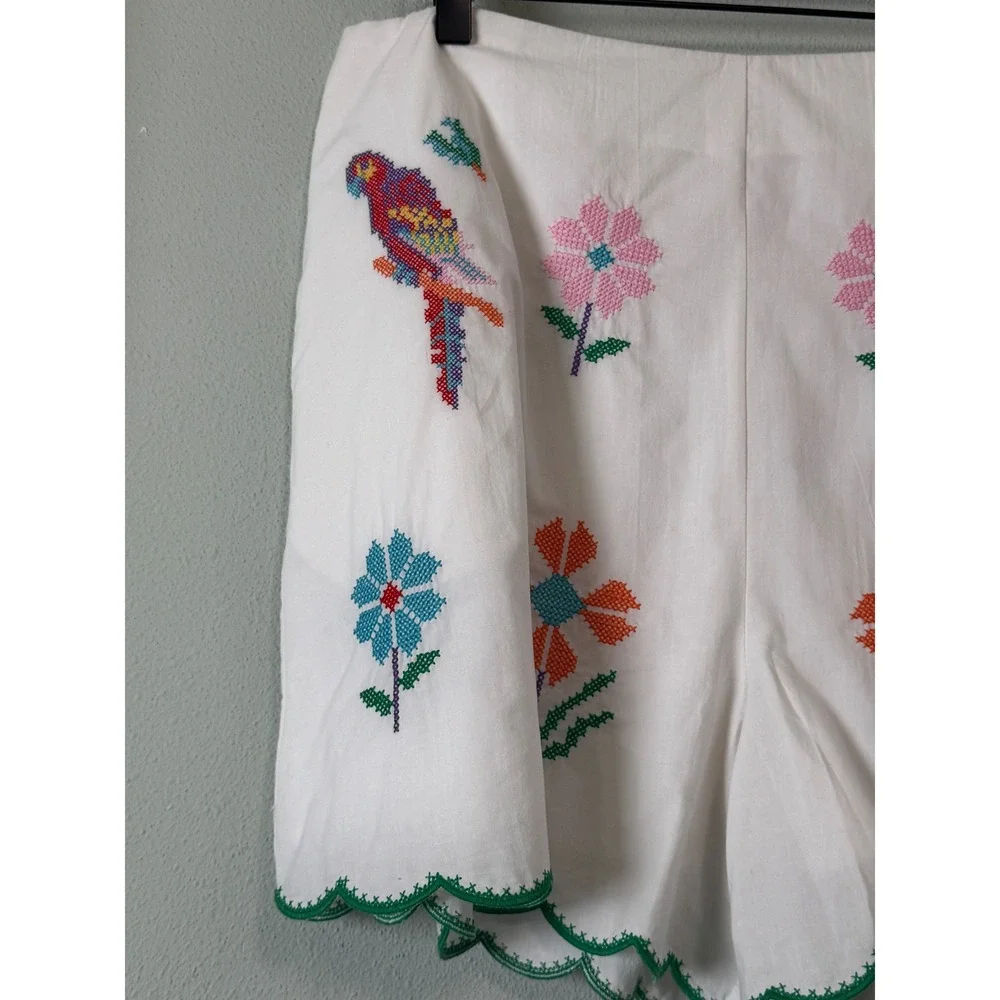 J. Marie Tessie Shorts Embroidered Cross-Stitch Floral Parrot Scallop Trim L NEW - Picture 3 of 14